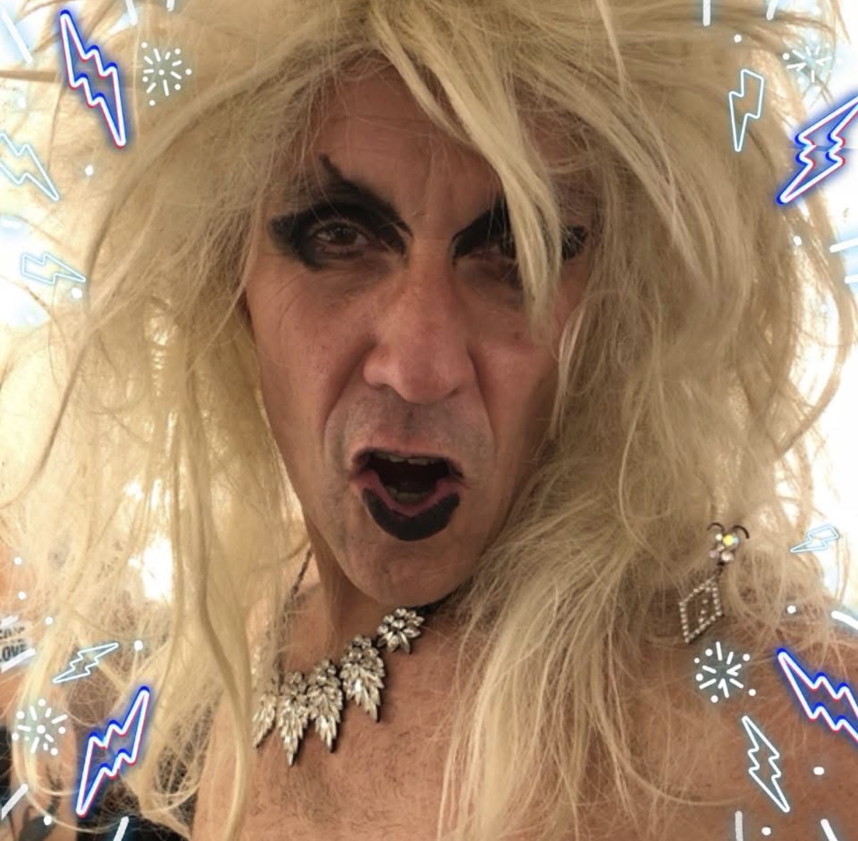 Jean-Luc Verna en perruque blonde et maquillage de scène